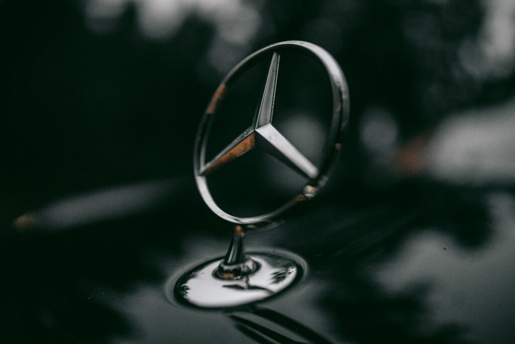 Mercedes noire haut de gamme - chauffeur privé InitialCAB
